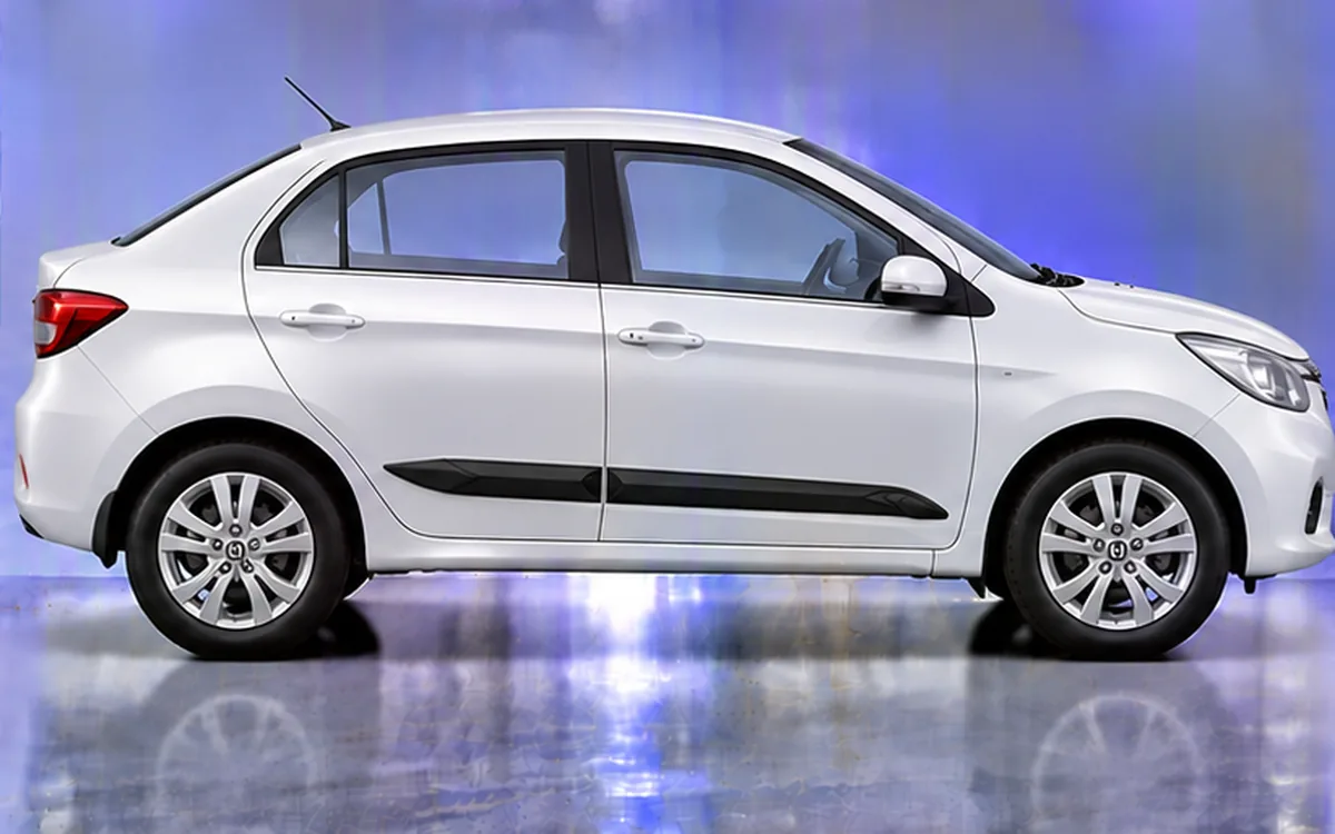 Honda Amaze with 2013–2018 · Black beading fitted